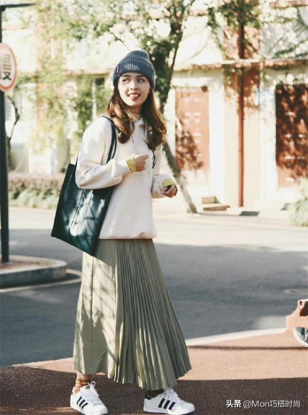 衛衣下面一定不要穿褲子，看看“衛衣+千褶裙”這樣搭配是有多美