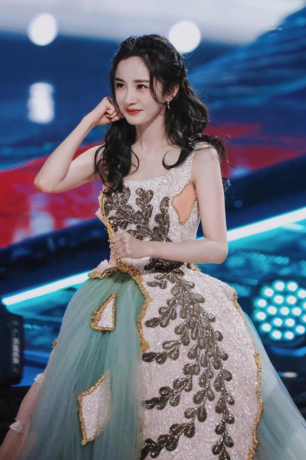 明星跨年禮服太內卷！baby楊冪高定爭鋒，唐嫣快被甩出85花