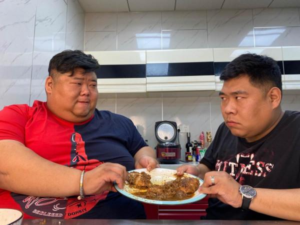 河北小夥300多斤,娶妻生子後,瘋狂吃胖到560斤,月入幾十萬元 河北小夥300多斤,娶妻生子後,瘋狂吃胖到560斤,月入幾十萬元