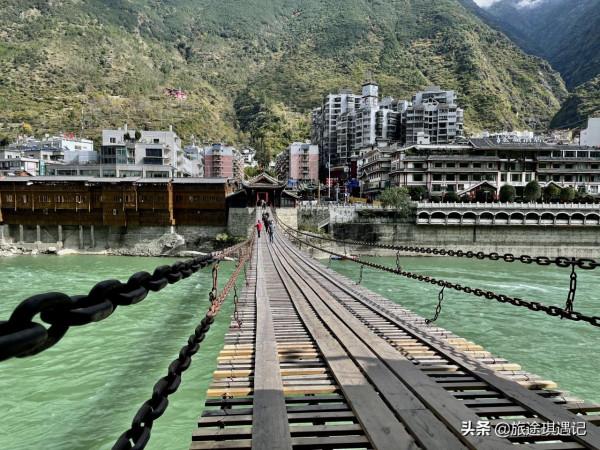 紅軍走過的瀘定橋，雖然如今保護措施齊全，但走上去依舊心驚膽戰