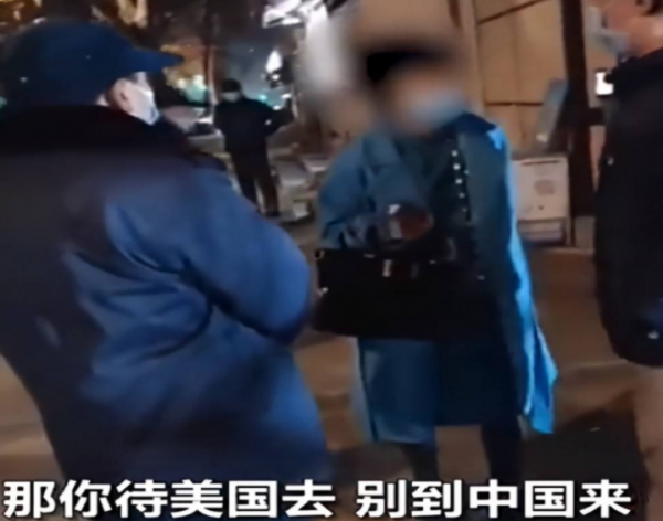 難怪有恃無恐，自稱“不是平民”的大媽身份被扒，確實不“簡單”