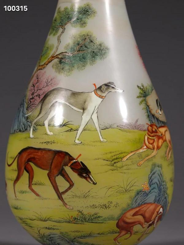 舊藏 料胎畫琺琅群犬圖賞瓶規格：高25.8cm 寬9cm 重511g