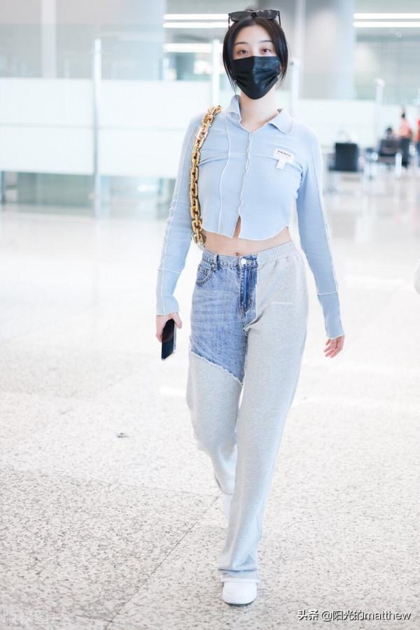 趙小棠街拍:口罩遮面低調出行,穿長袖露臍裝休閒時尚 趙小棠街拍:口罩遮面低調出行,穿長袖露臍裝休閒時尚