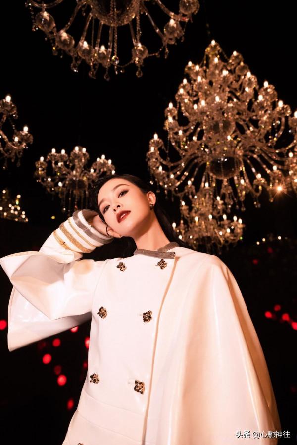 文詠珊身穿白色風衣裙，腳踩白色短靴，高階感十足