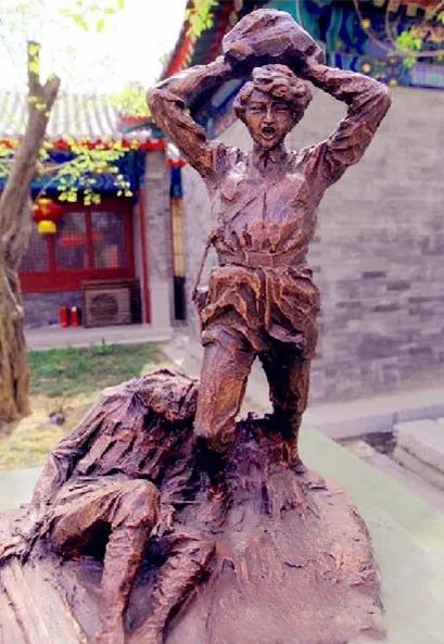 女英雄劉守玟:18 歲用石頭砸死日本軍官,犧牲74年後才魂歸故里 女英雄劉守玟:18 歲用石頭砸死日本軍官,犧牲74年後才魂歸故里