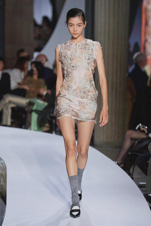 日法混血超模新秀Mika Schneider走秀合集出道即巔峰狂攬33個品牌