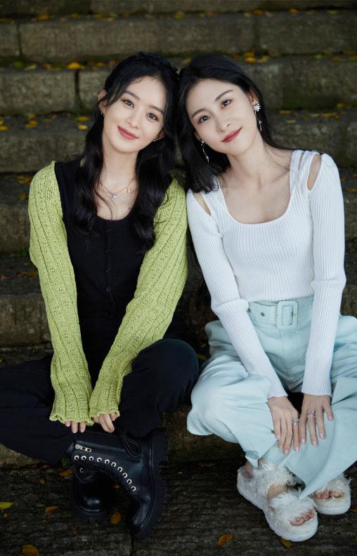 趙麗穎張碧晨倆辣媽同框，同穿針織衫溫柔恬靜，少女氣息溢滿螢幕