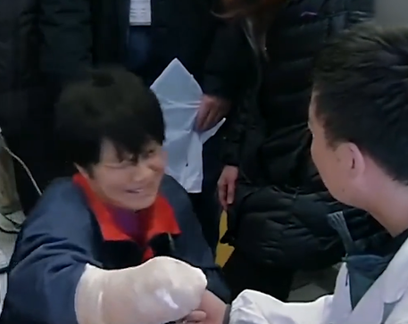 河南43歲女工捲入絞肉機，右手斷成9節，醫生苦撐17小時為其接上