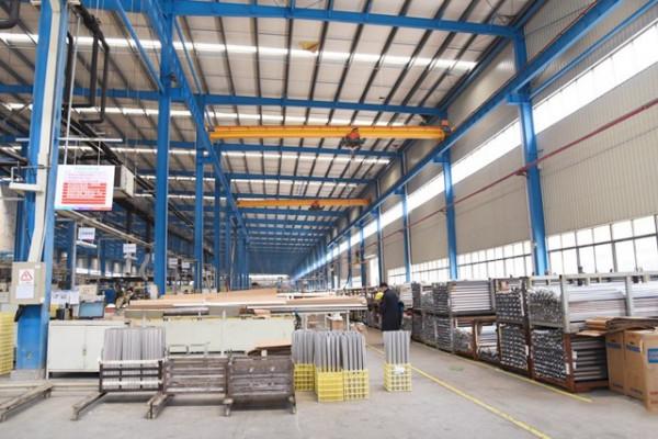 廣東富豪王金城：初中學歷身價300多億，卻50歲正當年患病早逝