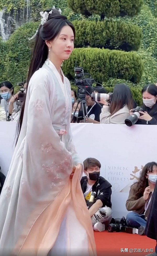 橫店紅毯比美：滿屏古裝戲服，陳都靈仙氣不足，張予曦殺氣滿滿