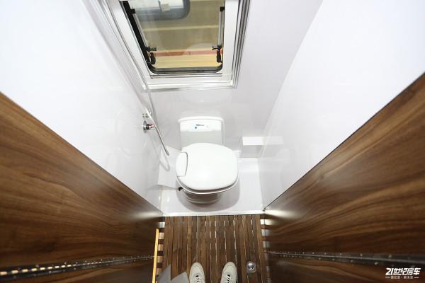 標配48V鋰電系統的魯道爾V90房車,搭實木傢俱可選橫床和縱床佈局 標配48V鋰電系統的魯道爾V90房車,搭實木傢俱可選橫床和縱床佈局