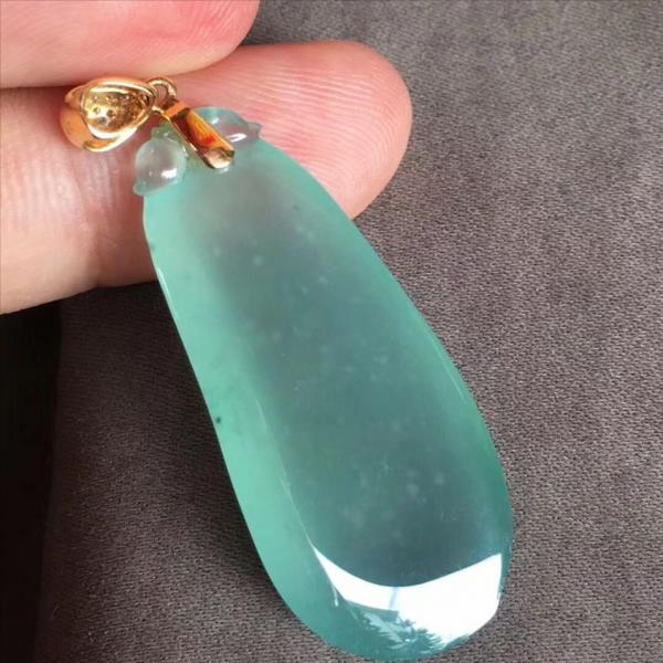 雨過天晴的湖水之美，有一種翡翠能表現出來，你知道晴水翡翠嗎？