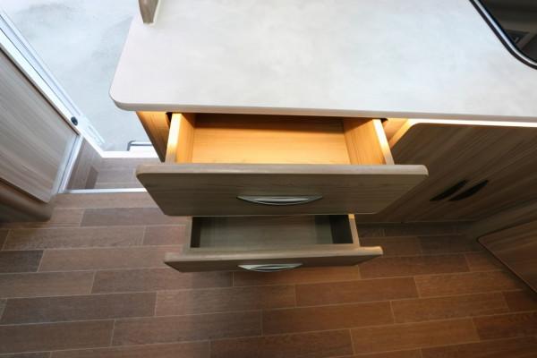 野性十足的外觀，小空間裡四張床，愛旅途睿途A8房車