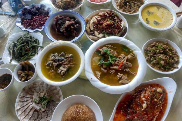 雲南朋友結婚，隨禮200塊錢，看到宴席上的菜品後，我想打包了