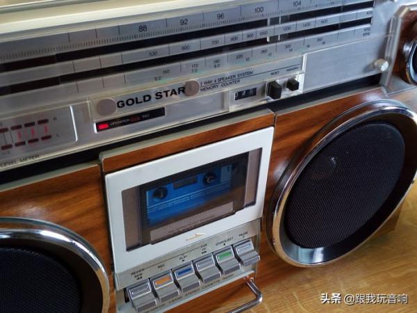 非常漂亮的懷舊經典音響,立體聲收音機錄音機,很酷的木質外觀 非常漂亮的懷舊經典音響,立體聲收音機錄音機,很酷的木質外觀