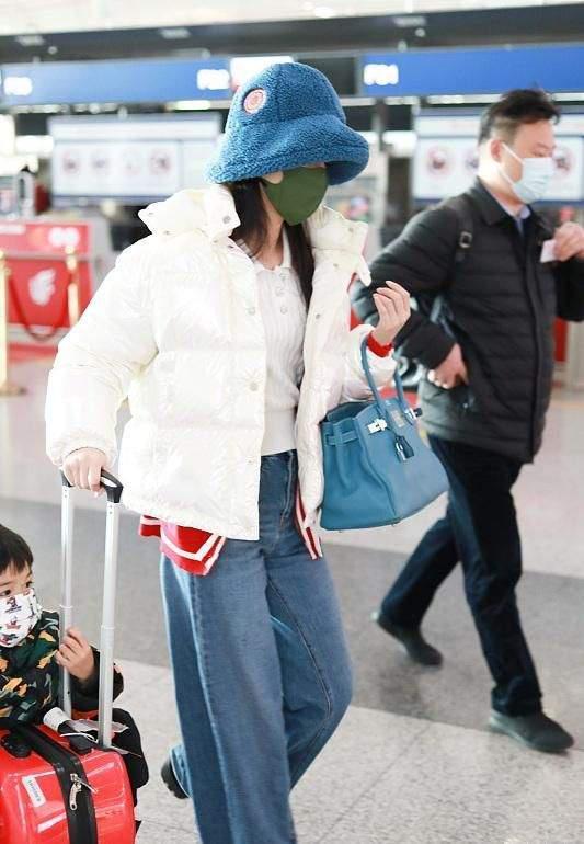 黃聖依現身排場大！挎10萬包包高調炫富，穿羽絨服盡顯豪門闊太範