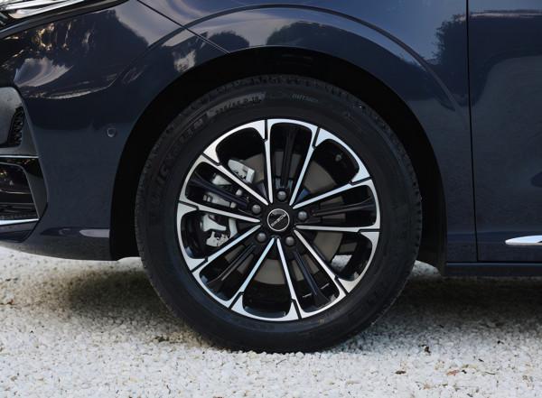 車內自帶冰箱+茶具，20萬出頭，比GL8還智慧，帶你看榮威IMAX8