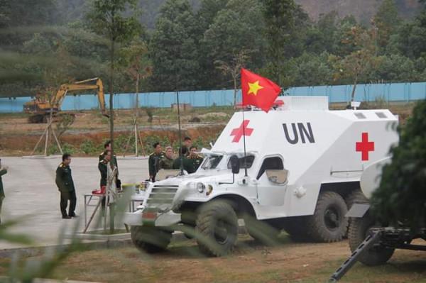 越南將BTR-152裝甲車改成醫療後送車 越南將BTR-152裝甲車改成醫療後送車