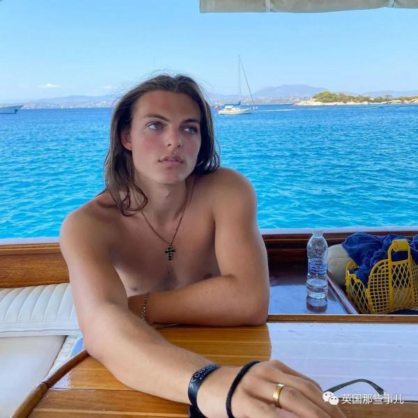 一波贏了基因彩票的星二代，完美的遺傳了父母的美貌