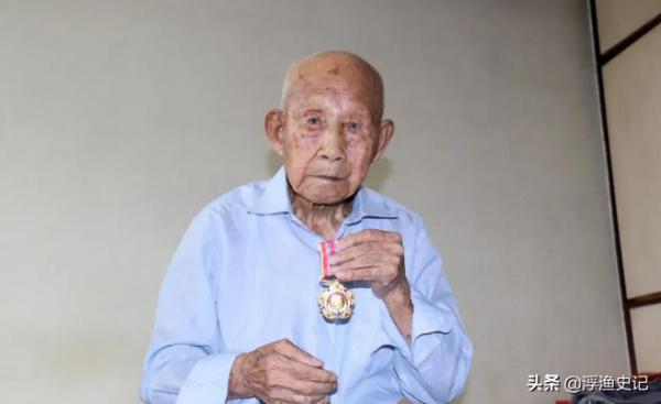 瀋陽領導拜訪100歲失聰老人,家中黃紙驚到眾人,引起軍區高度重視
