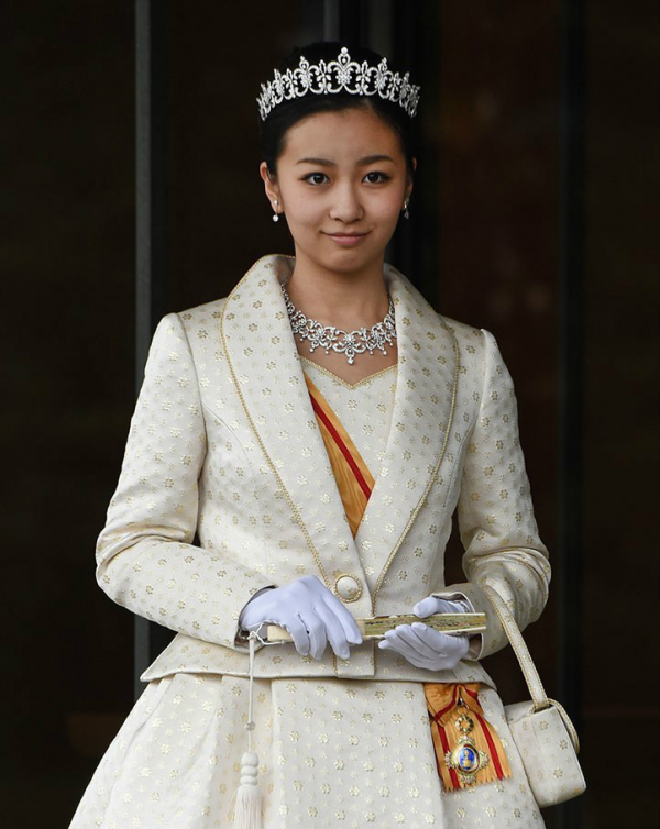 假笑機器佳子公主：被迫拋棄愛好迎合國民，整日活在母親的管控中