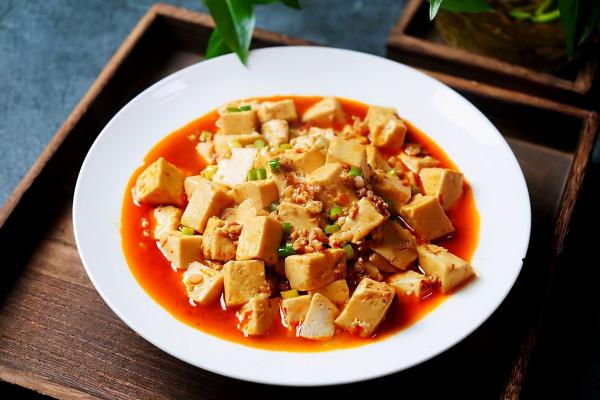 燉豆腐的時候放一點肉沫和蒜薹會更香，開胃還下飯，快來試試