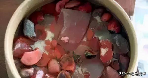 為什麼翡翠開採後是切開，而南紅要“砸”開