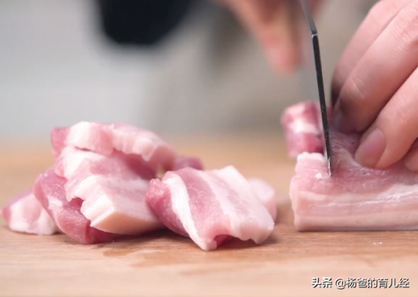 五花肉這樣吃太美味,搭配芹菜和豆腐,營養又解饞,孩子特愛吃 五花肉這樣吃太美味,搭配芹菜和豆腐,營養又解饞,孩子特愛吃