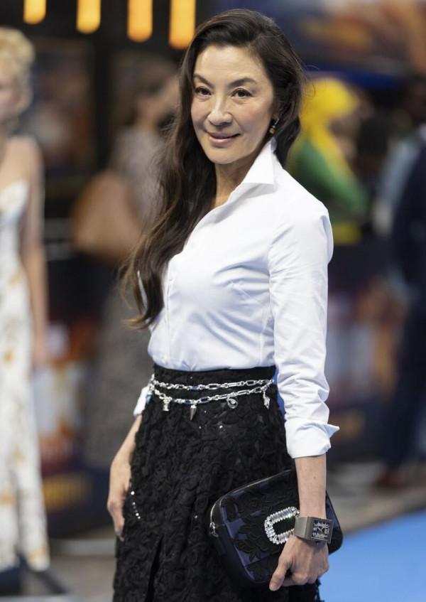 楊紫瓊奔六了仍然英氣十足，白色襯衫單調，配鏤空裙穿出優雅感