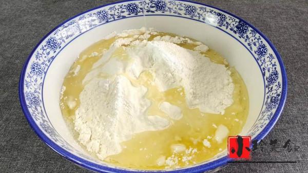 麵粉裡面加2個雞蛋，不油炸不油烙，外酥裡軟，真好吃，過年必備