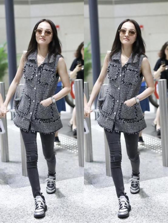 張韶涵開始走“工人風”了,背心配牛仔褲好隨意,貓眼墨鏡挺時髦 張韶涵開始走“工人風”了,背心配牛仔褲好隨意,貓眼墨鏡挺時髦