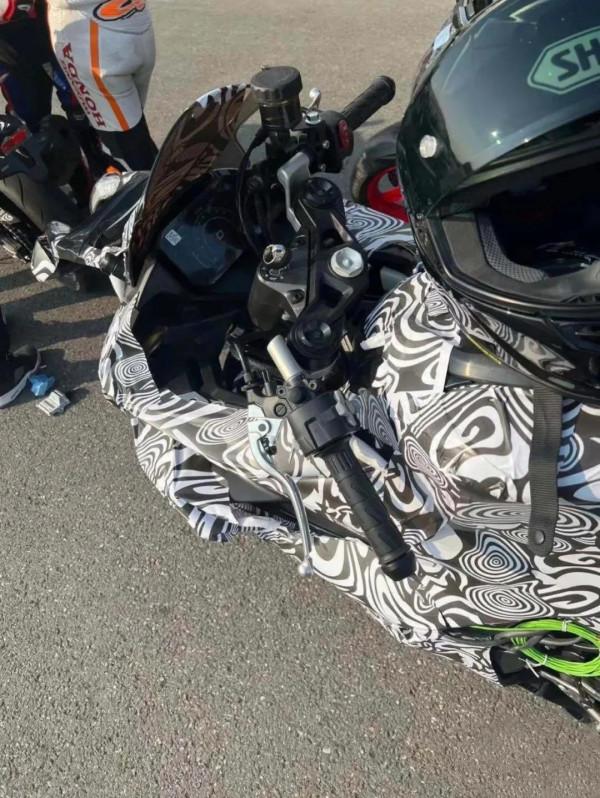 春風450SR賽道測試圖片再曝，Brembo直推上泵格外亮眼