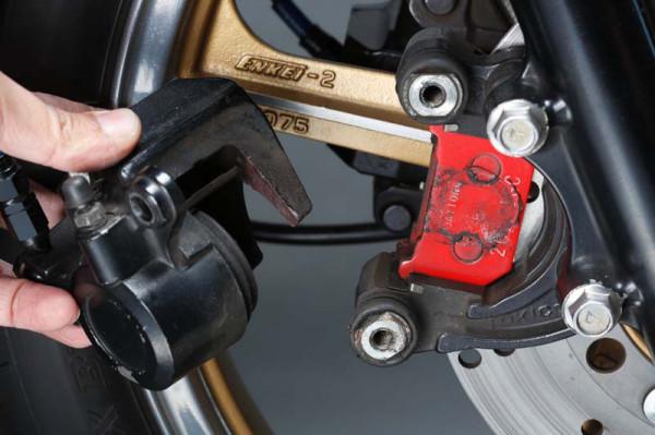 自己動手,快速換剎車皮的小技巧 自己動手,快速換剎車皮的小技巧