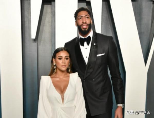 濃眉為何拒絕超模卡莉的示愛，選擇和服務生馬蘭走在一起？