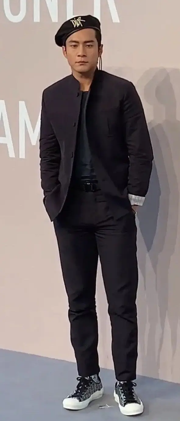 明星造型“尷尬史”:有人像荷包蛋,有人醜似女巫,有人老10歲 明星造型“尷尬史”:有人像荷包蛋,有人醜似女巫,有人老10歲