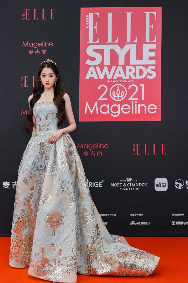 elle之夜紅毯臨時取消,只能看圖過乾癮,這次關曉彤終於穿對了 elle之夜紅毯臨時取消,只能看圖過乾癮,這次關曉彤終於穿對了