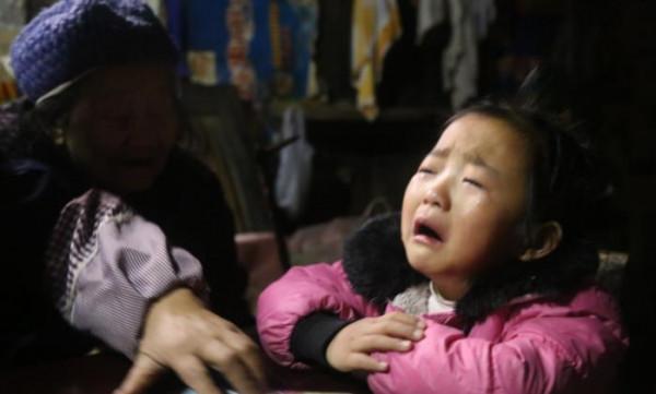 媽失蹤爸坐牢，6歲女孩撐起三代之家，13億人為她點贊加油