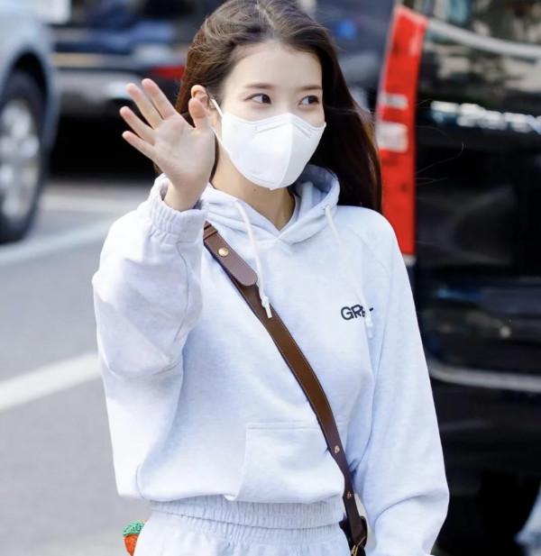 IU李知恩白色運動風穿搭，也可以很迷人