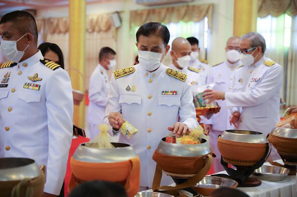 烏隆皇家大學參加皇家祭祀儀式 在國王陛下的畫像前行禮 烏隆皇家大學參加皇家祭祀儀式 在國王陛下的畫像前行禮