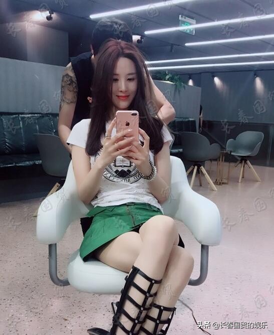 54歲侯勇三婚小嬌妻美照曝光,清純甜美顏值超高 54歲侯勇三婚小嬌妻美照曝光,清純甜美顏值超高