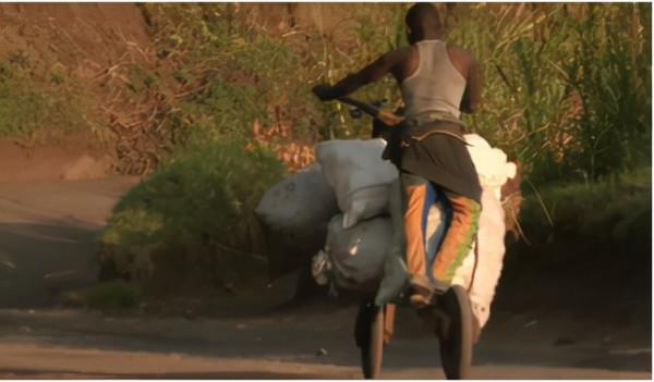 非洲人為了賺錢有多拼？腳踏車載800斤木炭，看著都害怕