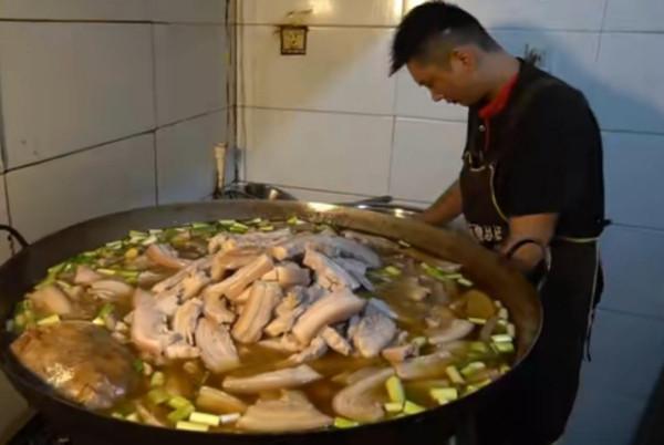 山東大哥賣小吃,天價肉一片8元太暴利,200萬豪車用來拉貨 山東大哥賣小吃,天價肉一片8元太暴利,200萬豪車用來拉貨