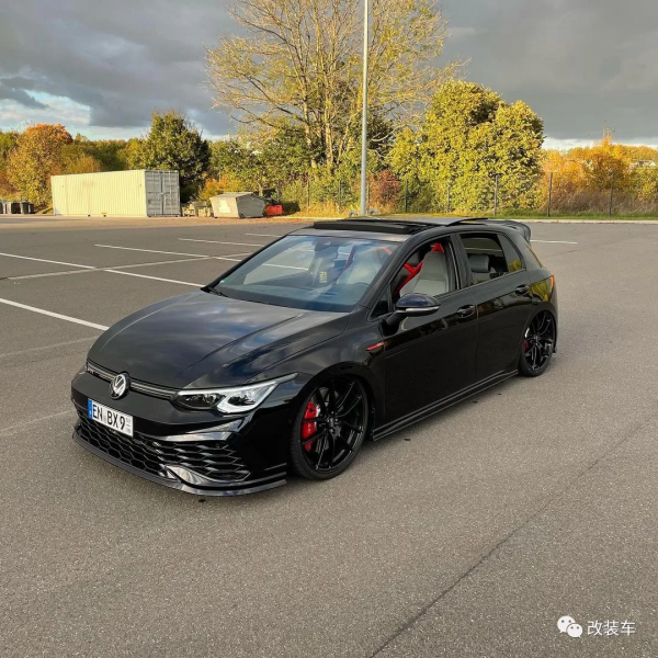 用一身競技改件來玩姿態的8代高爾夫GTI，這操作你們看得懂嗎？