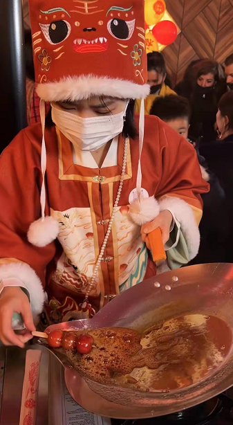 巴黎華人新春“小聚會”來了數百法國人：做了五六百個餃子，一百多碗刀削麵，還有人沒吃到