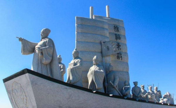 清朝時發現“小人國”，小人的平均身高約20釐米，國王的坐騎是雞