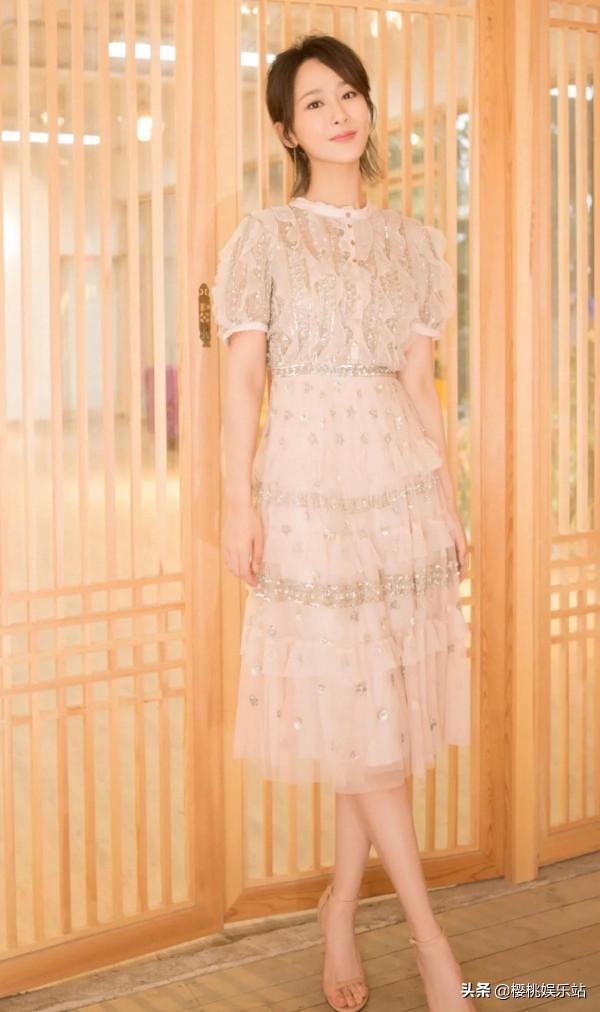 楊紫驚豔美圖，小猴子長大了，笑容甜美