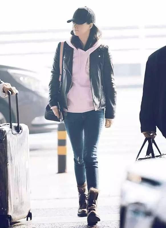 蔣欣穿衛衣胖的真實，典型的梨形身材，但臉小很漂亮而且不顯老