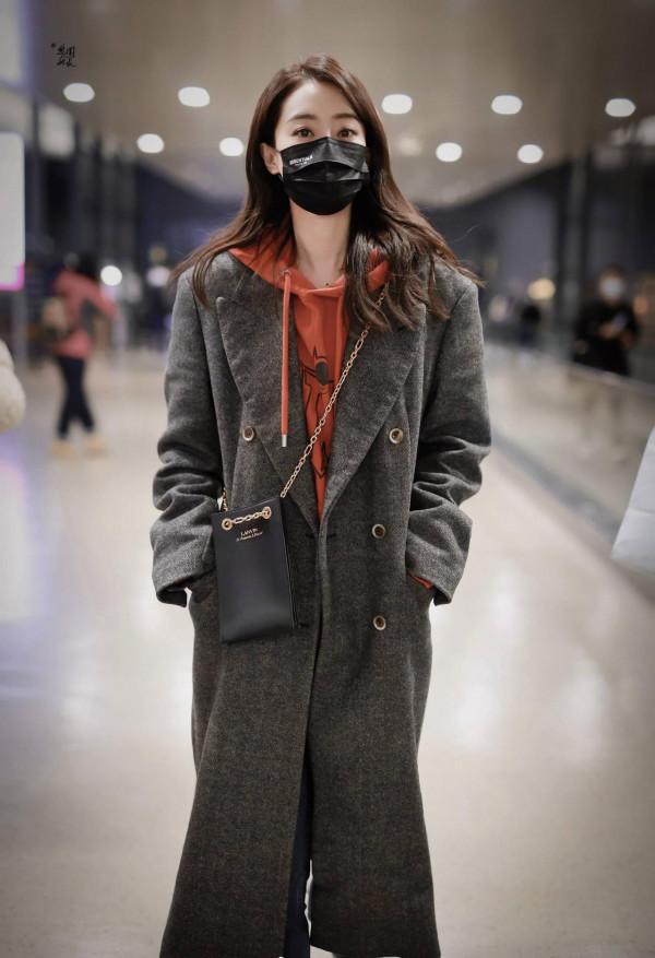 張小斐長款大衣造型幹練時尚 披肩捲髮溫婉動人
