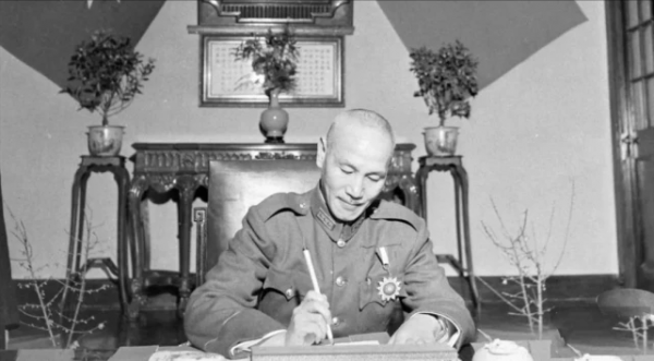 上海灘大佬為情人出氣，一個巴掌扇出一架飛機，蔣介石：再打試試