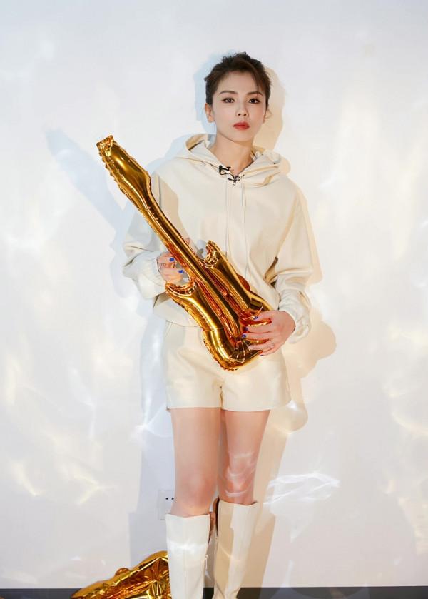 劉濤穿奶白衛衣套裝配長靴 大秀美腿